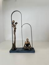 Escultura Família Lendo Decorativa 32cm Resina Metal Dourado Moderna para Presente