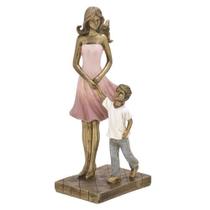 Escultura familia mae caminhando com filho decorativo