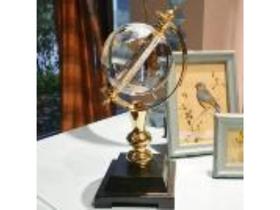 Escultura Globo Transparente Metal Dourado c Base Formosa