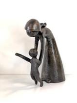 Escultura Mãe e filha Escultura Mãe e filha