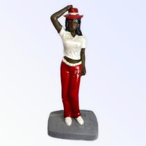 Escultura Maria Navalha camisa branca e calça vermelha 16 cm em resina