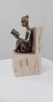 Escultura Menina Leitora Em Alumínio Dourado Claro Na Base