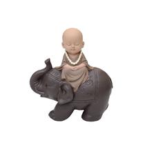 Escultura monge fendi no elefante em resina