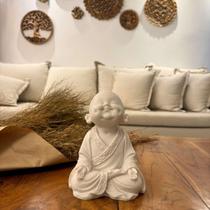 Escultura Monge Sorridente De Pó De Mármore Branco 18.5Cm