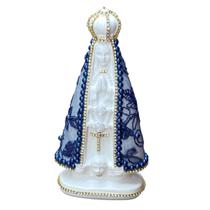 Escultura nossa senhora aparecida com renda azul de 20cm