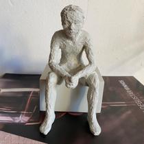 Escultura Pessoa Sentada em Poliresina Cinza Mart 17,5x15cm