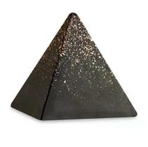 Escultura pirâmide preta e dourada em cimento mart