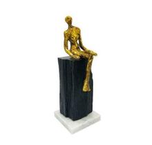 Escultura Resina Dourada Base Preta Mulher Sentada Luxo Escultura Resina Dourada Base Preta Mulher Sentada Luxo
