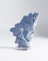 Escultura rosto índio lapidado em quartzo azul macaúba - Elemento Natural