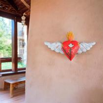 Escultura Sagrado Coração de Jesus Coração Alado Artesanal em Madeira Maciça Entalhado e pintado a Mão.