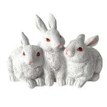 ESCULTURA TRIO DE COELHOS DECORATIVOS BRANCO EM RESINA 14cm