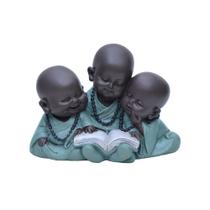 Escultura trio de monge lendo em resina verde