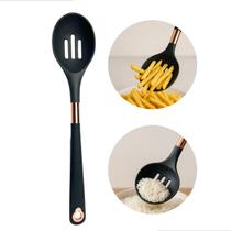 Escumadeira Vazada De Silicone 33cm Cor Cinza Detalhes Em Rose Resistente Ao Calor Moderno Utensilio Para Cozinha Escumadeira Vazada De Silicone 33cm Cor Cinza Detalhes Em Rose Resistente Ao Calor Moderno Utensilio Para Cozinha