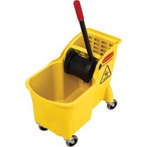 Esfregão e espremedor Rubbermaid 31L em tandem sobre rodas amarelo