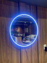 Espelho com Círculo de Luz de LED Branco Frio na borda, com Couro Espelho com Círculo de Luz de LED Branco Frio na borda, com Couro