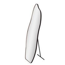 Espelho de Chão Flame Grande 150x50cm Formato Orgânico e Acabamento Sofisticado em Couro