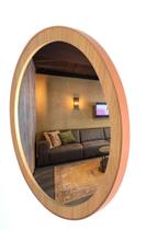 Espelho de parede Redondo LAPIDADO, Moldura de 4cm cor Amadeirado, Aro de acabamento em Couro. - MODART