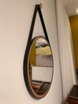 Espelho de parede Redondo, Moldura de 4cm cor Amadeirado, Aro e Alça Couro. - MODART
