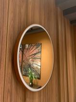 Espelho Lapidado redondo, com Moldura de 2,5cm, Aro de acabamento em Couro.