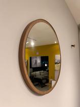 Espelho Lapidado redondo, Moldura de 2cm, Aro de acabamento em Couro.