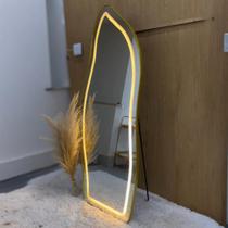 Espelho Lopazzi Orgânico 170x70 com LED Jateado Touch Bivolt 3 Cores Corpo Inteiro com Moldura em Alumínio e Suporte de Chão ou Parede Espelho Lopazzi Orgânico 170x70 com LED Jateado Touch Bivolt 3 Cores Corpo Inteiro com Moldura em Alumínio e Suporte de Chão ou Parede
