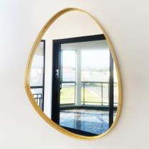 Espelho Orgânico Decorativo com Borda em Couro Dourado