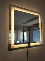 Espelho quadrado jateado iluminado com led quente 60x60cm
