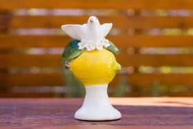 Espírito Santo Decorativo Sobre Limão Moldado Pintado a Mão