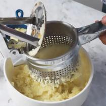 Espremedor de Batata Inox Manual 26,5 x 9cm Veneza