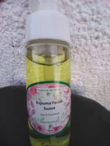 Espuma facial natural com óleos essenciais e ativos potentes para todo tipo de pele. combate a acne.