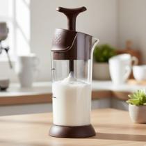 Espumador de Leite Manual Pressca Marrom 200ml Faça Cappuccino Cremoso em Casa Espumador de Leite Manual Pressca Marrom 200ml Faça Cappuccino Cremoso em Casa