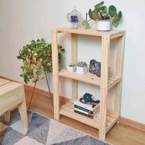 Estante 3 Prateleiras em Pinus, Compacta, Funcional e Perfeita para Organizar Seu Espaço Estante 3 Prateleiras em Pinus, Compacta, Funcional e Perfeita para Organizar Seu Espaço