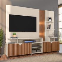 Estante Home Cross Off White/Tauari Ripado para TVs até 55 Polegadas 4 Portas, Luzes LED embutidos, Prateleiras e Rodízios Lukaliam Estante Home Cross Off White/Tauari Ripado para TVs até 55 Polegadas 4 Portas, Luzes LED embutidos, Prateleiras e Rodízios Lukaliam