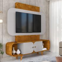 Estante Home Ripado para TV Até 75 Polegadas 2 Portas com Pés de Madeira Maciça Embaú Bechara Estante Home Ripado para TV Até 75 Polegadas 2 Portas com Pés de Madeira Maciça Embaú Bechara