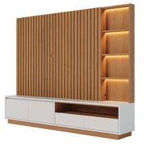 Estante Painel Ripado Para TV 82 Pol LED 240cm Jolie C04 Freijó Off White Matte - Lyam Decor