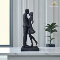 Estátua Casal Apaixonado em Gesso Preto Fosco 25cm Decoração Romântica Moderna AVB DECOR