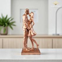 Estátua Casal Apaixonado em Gesso Rose Gold 25cm Decoração Romântica Moderna AVB DECOR
