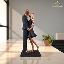 Estátua Casal Apaixonado em Gesso Rosê Gold 25cm Decoração Romântica Moderna AVB DECOR