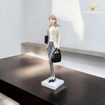 Estátua Decorativa Família Mulher Executiva C/ Maleta Profissões Traje Sociais - VÁRIAS VARIEDADES