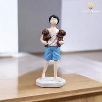 Estátua Família Menino Short Azul Com 2 Cachorrinhos Em Gesso 16 Cm - AVB DECOR