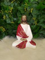 Estatua Jesus Meditando Orando Vermelho Decoração