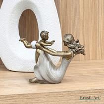 Estátua Mãe Brincando com Bebê Estátua Mãe Brincando com Bebê