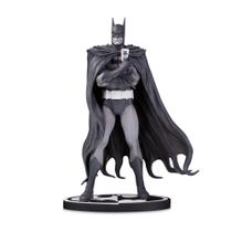 Estátua McFarlane Toys DC Direct Batman preto e branco Batman