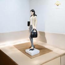 Estátua Profissões Mulher Empresária Empreendedora Preto Dourado C/ Maleta 22 Cm VARIAS VARIEDADES