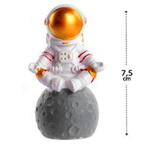 Estátua Resina Astronauta Meditando na LUA 7,5 cm