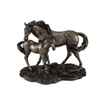 Estátua Veronese desenha majestosos cavalos selvagens de égua e potro Estátua Veronese desenha majestosos cavalos selvagens de égua e potro