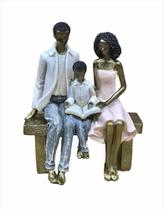 Estatueta Casal Negro com Filho Sentados No Banco Resina21cm