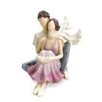 Estatueta Casal Sentado Resina Decoração 15Cm