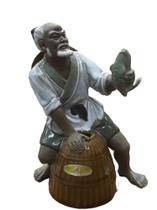 Estatueta de Pescador Oriental de Porcelana Chinesa Colecionável