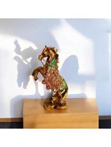 Estatueta Decorativa Cavalo De Resina Detalhada Dourado com Brilho Preto